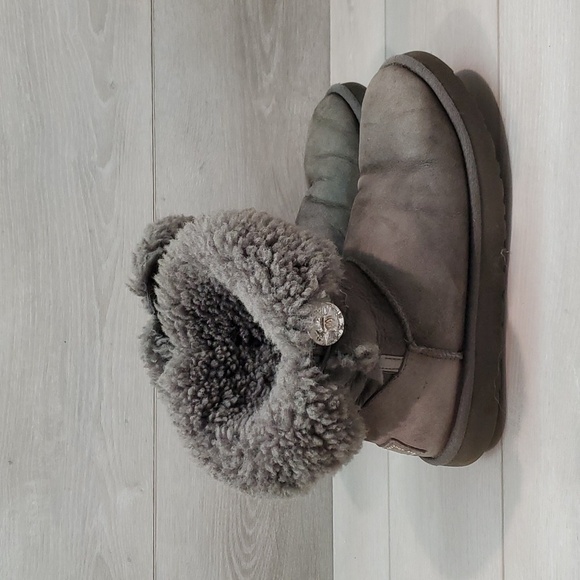 Ugg Australia Women 3349 Ankle Bailey Button Leather Sheepskin Boots shoes 10 - Picture 2 of 15